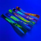 Stoffarmbänder (15 x 340 mm, einseitig farbig FLUORESCENT bedruckt mit variablen Daten) – mit wiederverschließbarem Verschluss aus Kunststoff 